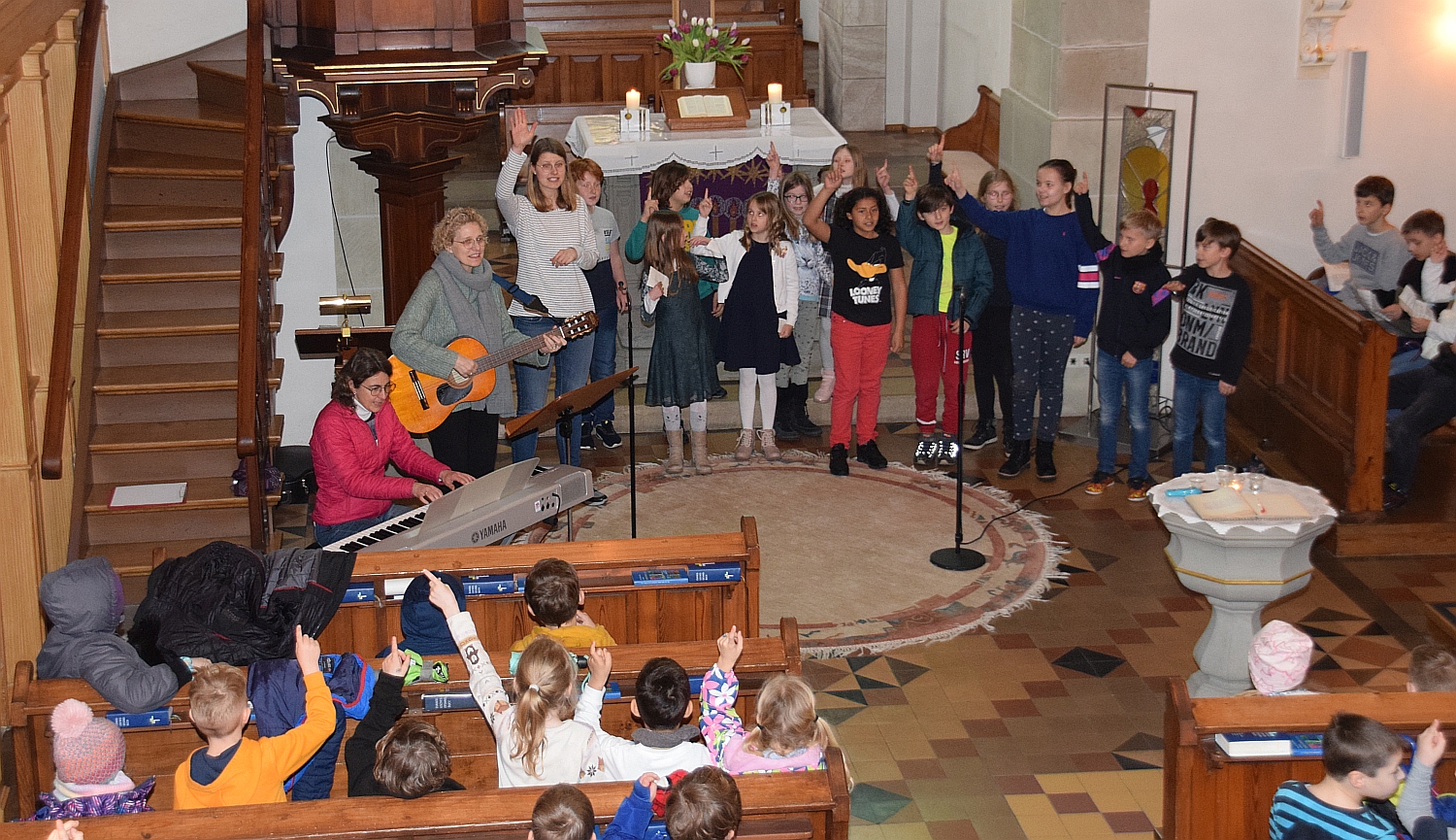 Foto von Kindern, die in der Kirche ein Lied singen